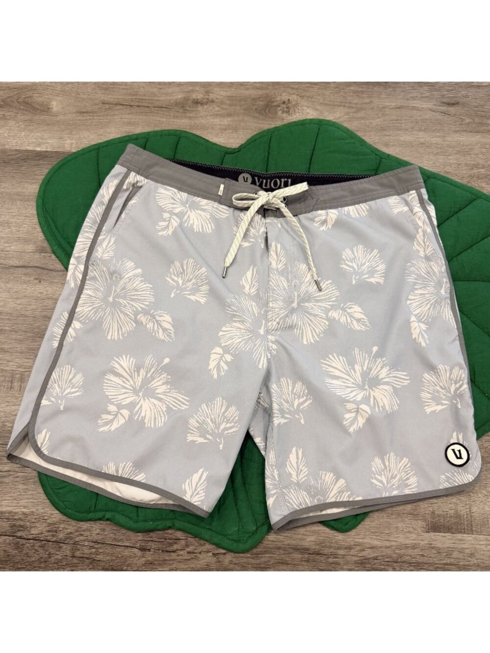 Vuori Mens 36 Cruise Boardshort Light Cloud Kona Hibiscus Floral Swim Shorts
